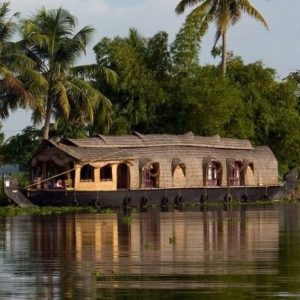 Kerala-Backwater-Houseboat-e1465472893618-870x442